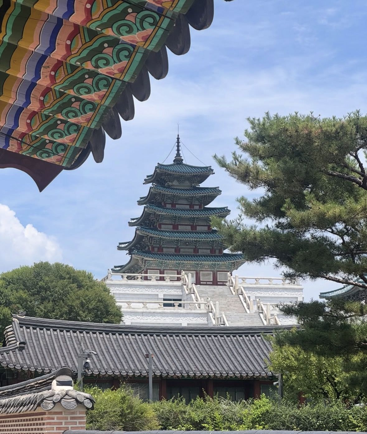 Gwanghwamun Gate entrance of Gyeongbokgung Palace with the Seoul metro sign and mountain backdrop